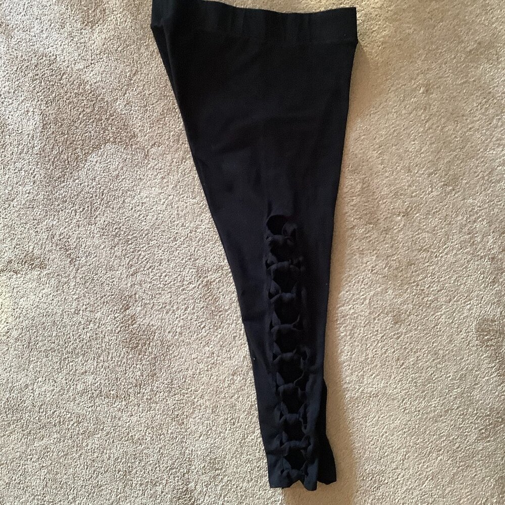 Women Skinny Pull On Pant Torrid Size 1 Black Cut.  Outs on Leg